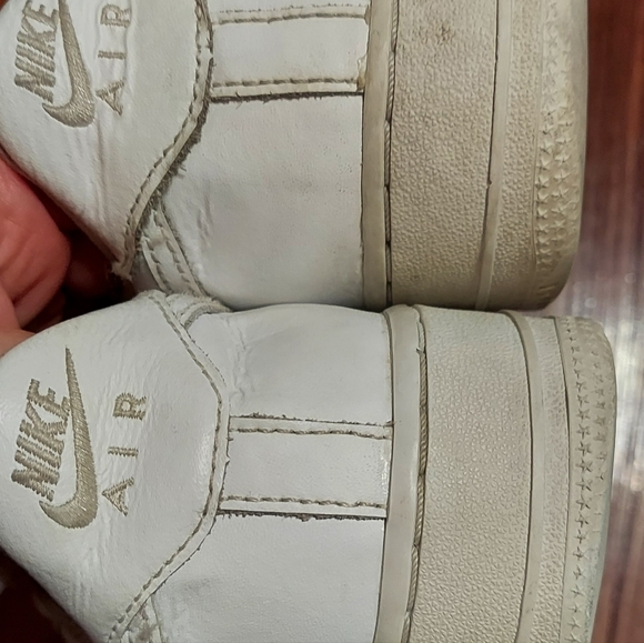 NIKE AIR FORCE LOW TRIPLE WHITE Size 6.5 Y - Picture 10 of 16